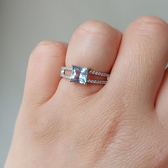 1.2 Carat SkyโBlue Topaz 925 Sterling Silver Gemstone Ring - Picture 10 of 13